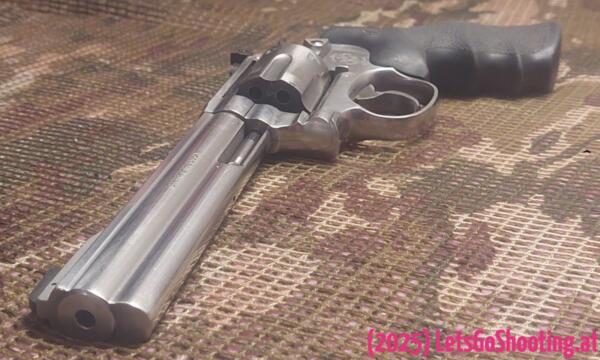 S & W 617 - .22lr, 6shot S & W 617 - .22lr, 6shot